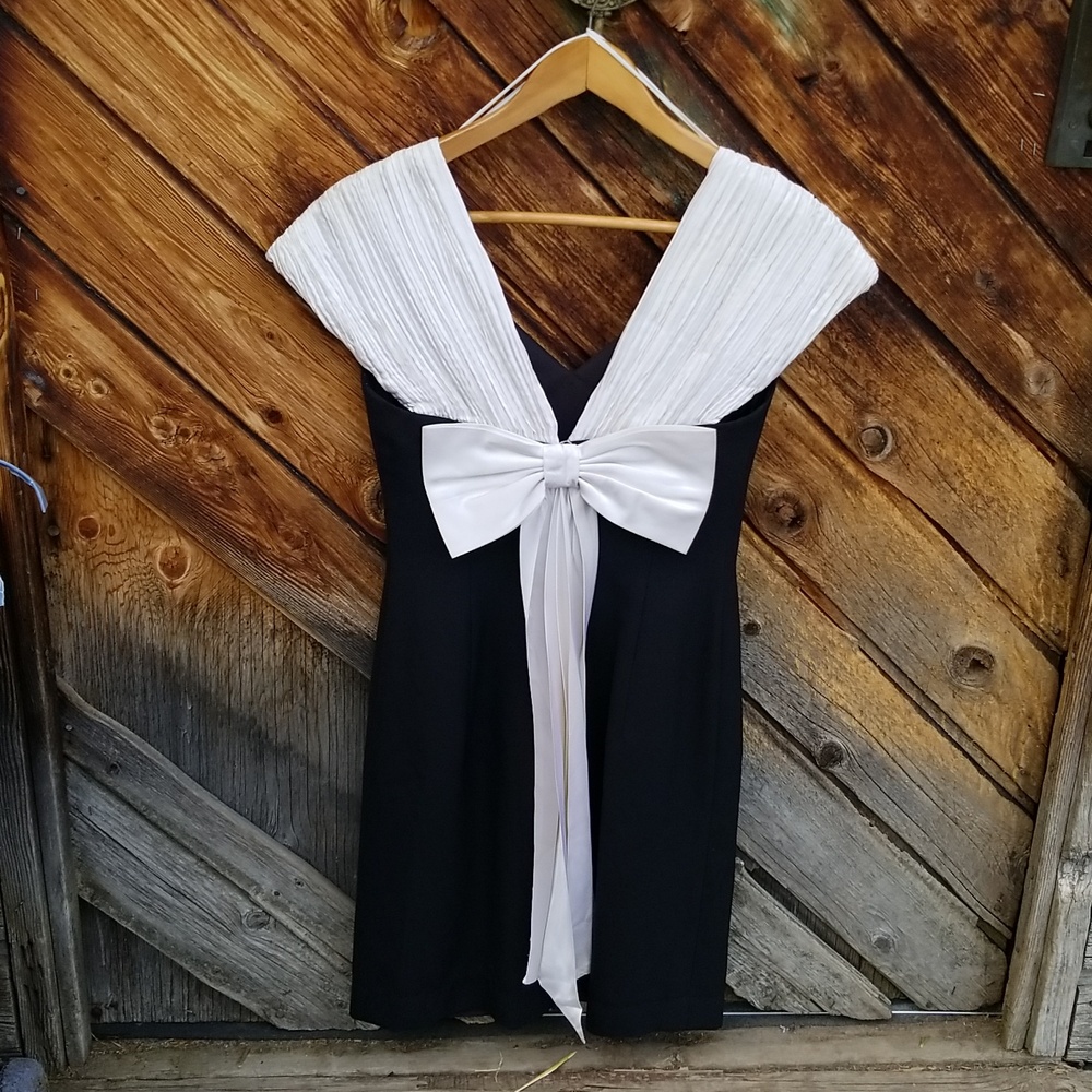 Nu-Mode Dress Vintage Sweetheart Black Mini Bow Oyster White Cap Sleeves